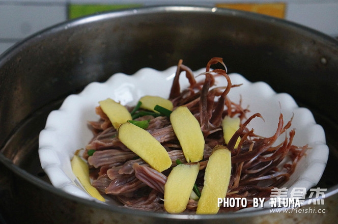 Steamed Duck Tongue with Green Onion and Ginger recipe