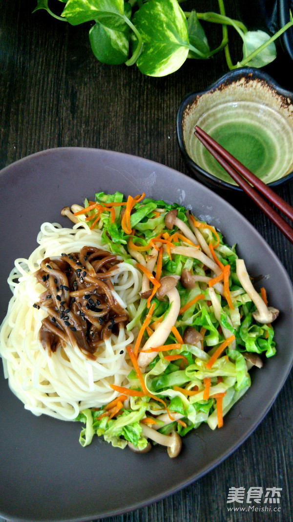 Cabbage, Crab and Mushroom Noodles recipe