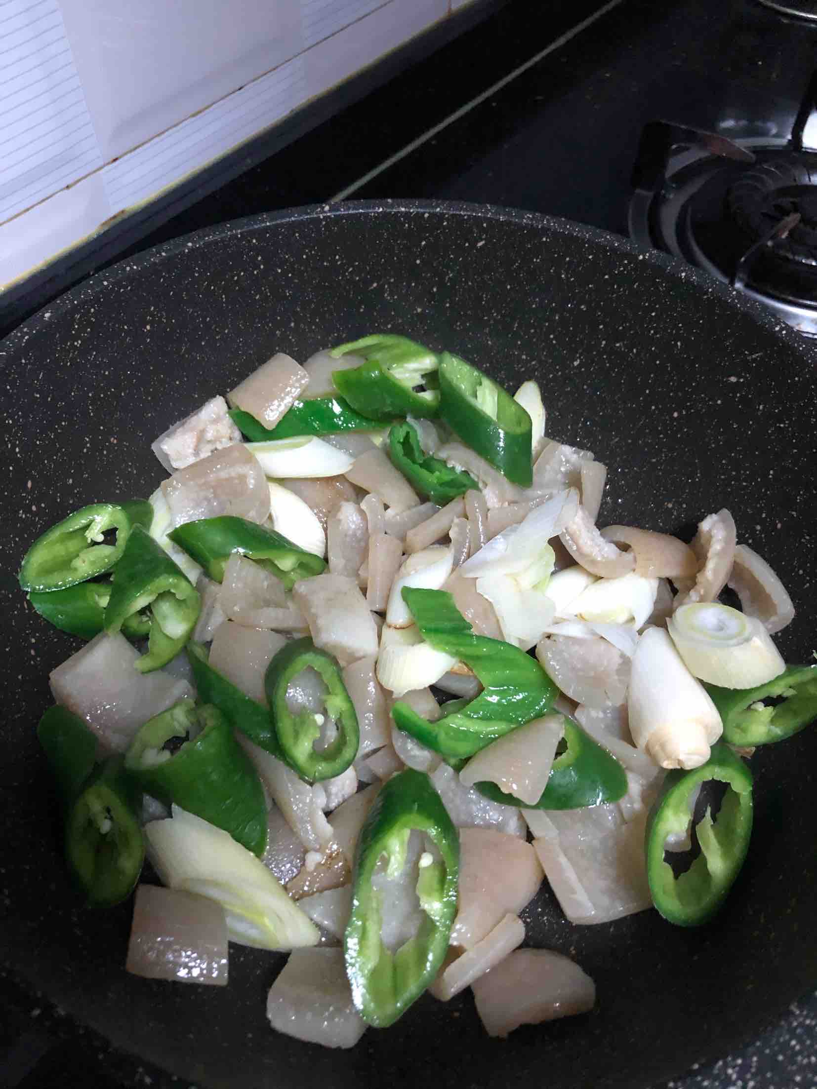 Stir-fried Pork Skin with Hot Pepper and Garlic recipe