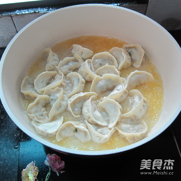 Fried Dumplings in A Ceramic Pan recipe