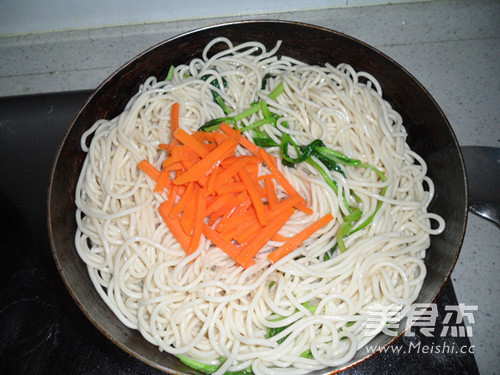 Fried Noodles with Shredded Pork and Carrots recipe