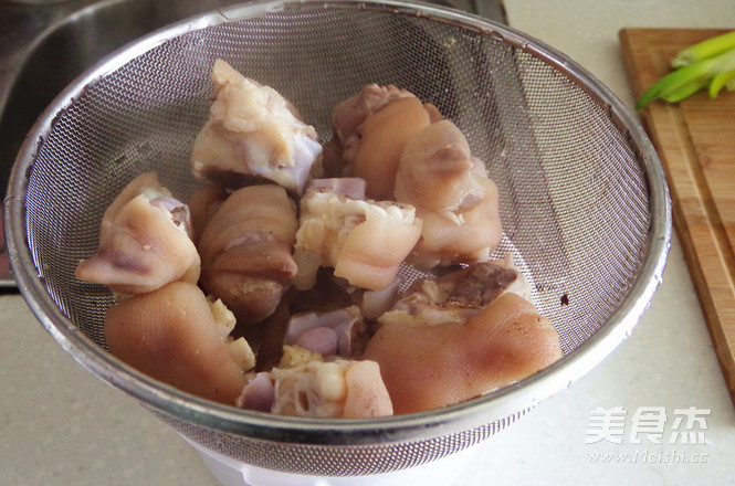 Stewed Pork Trotters with Radish recipe