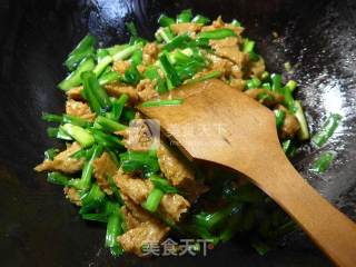 Leek Stir-fried with Roasted Bran recipe