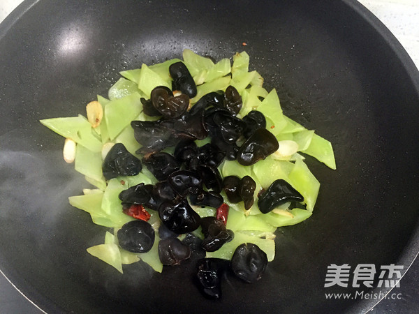 Fried Fungus with Lettuce recipe