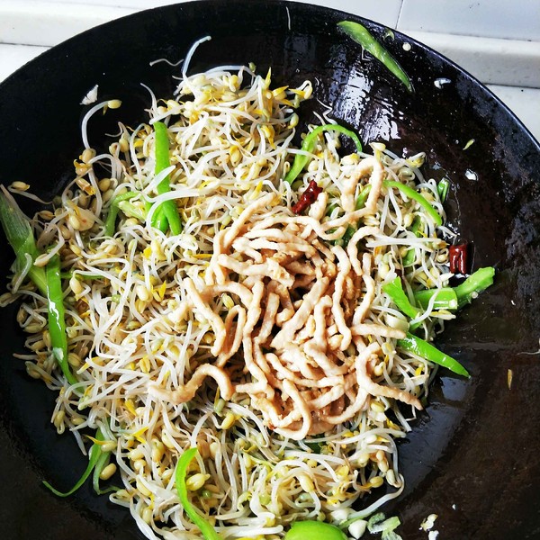 Stir-fried Pork with Silver Sprouts recipe