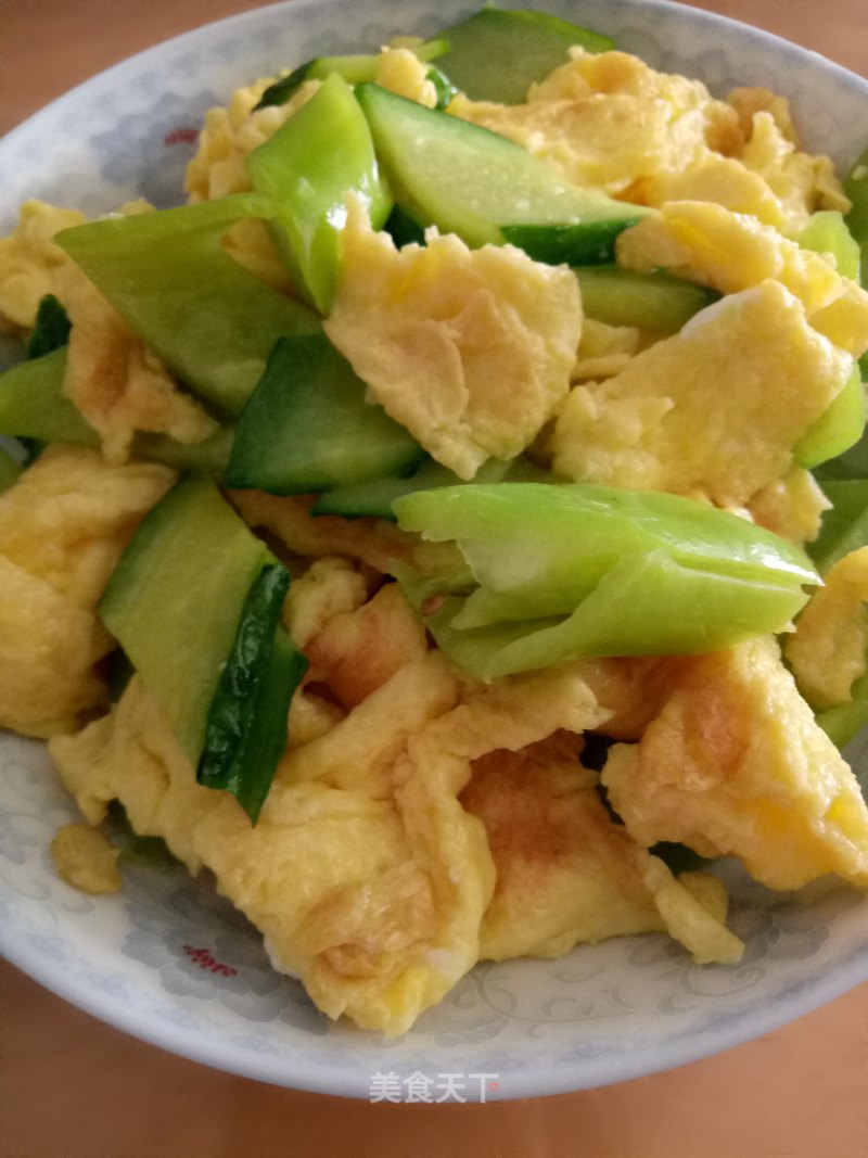Scrambled Eggs with Green Pepper and Cucumber