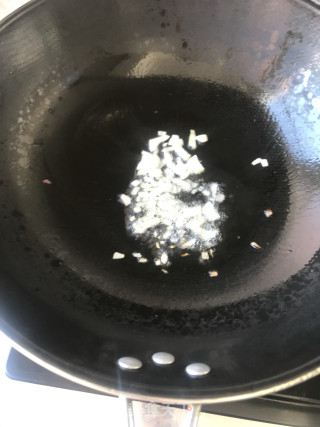 Stir-fried Garlic Sprouts with White Jade Mushroom recipe