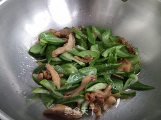 Stir-fried Loofah with White Mushrooms recipe