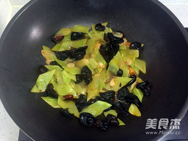 Fried Fungus with Lettuce recipe