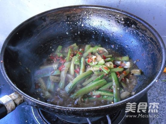 Stir-fried Snake Gourd Strips with Chopped Pepper recipe