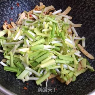 Stir-fried Bean Curd with Chives recipe