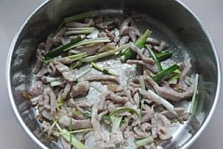 Stir-fried Pork with Green Garlic recipe