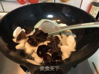 Fried Yam with Black Fungus recipe