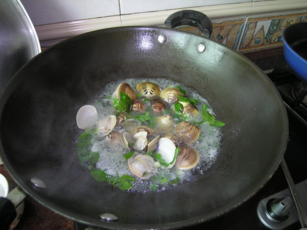 Boiled Clams in Brine with Basil recipe