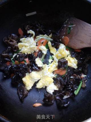 Scrambled Eggs with Fungus recipe