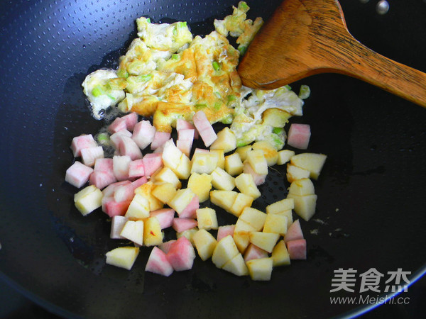 Egg-flavored Fruit Fried Rice recipe