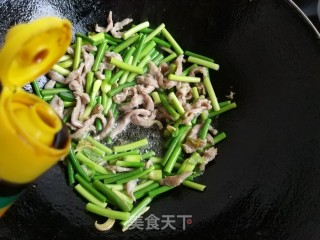 Stir-fried Pleurotus Eryngii with Garlic Sprouts recipe