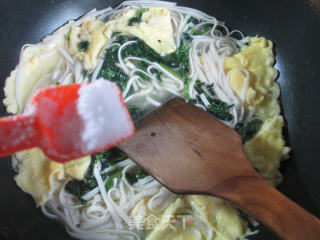 Dried Noodle Soup with Duck Egg and Cabbage Core recipe