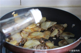 Stir-fried Beef with Hot Pepper and Potato Chips recipe