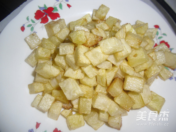 Fried Potatoes with Walnuts in Sauce recipe