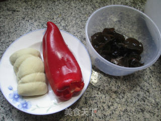 Stir-fried Small Vegetarian Chicken with Black Fungus and Red Pepper recipe