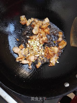 Stir-fried Pork Belly with Black Fungus and Onion recipe