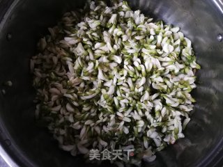 Another Year The Fragrance of Sophora Japonica: Fried Sophora Japonica with Onion Seedlings recipe