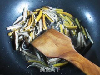 Stir-fried Eel with Leek Sprouts recipe