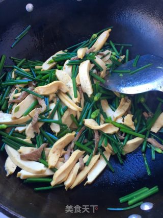 Stir-fried Bean Curd with Chives and Pork recipe