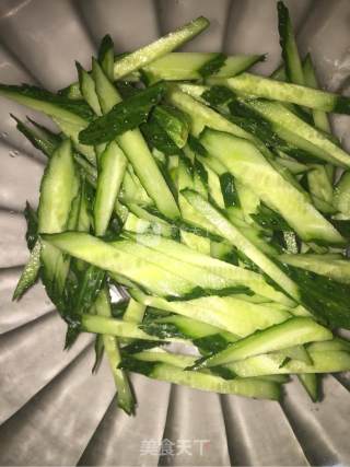 Cucumber Strips Mixed with Pork Ears recipe