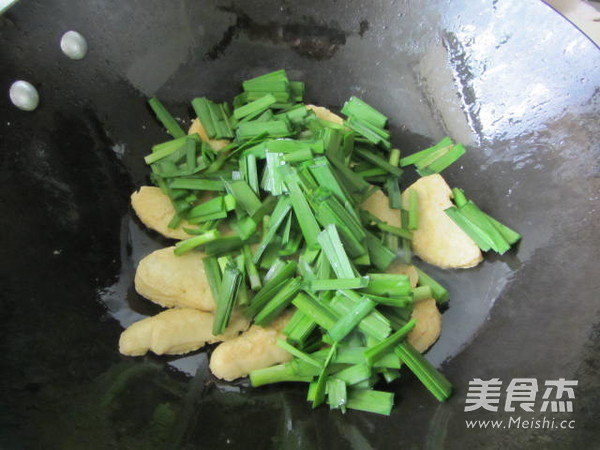 Stir-fried Vegetarian Chicken with Leek recipe