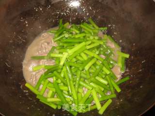 Stir-fried Beef with Garlic Sprouts recipe