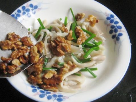 Walnut, Leek and Scallop Salad with Mushrooms recipe