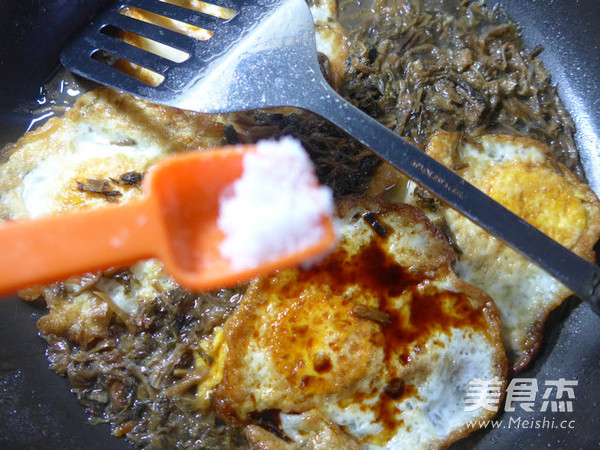 Fried Lotus Leaf Egg with Dried Vegetables recipe