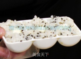 Japanese Style Two-color Delicious Seaweed Shaped Rice Ball recipe