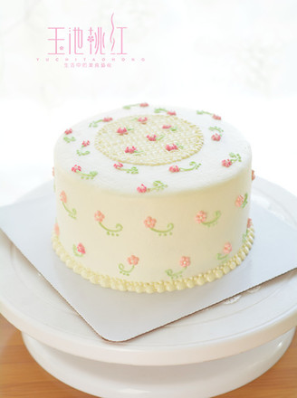 Small Floral Cream Cake