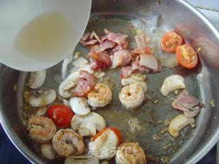 [shi Shangqi Western Food Competition Area]: Italian Style---bacon, Mushrooms, Shrimps and Squid Sauce Noodles recipe