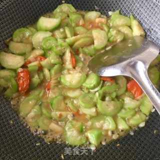 Loofah Stir-fried Conch Slices recipe