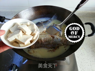 National Confinement Meal at The Chinese Table = Crucian Tofu Soup for The Second Child recipe