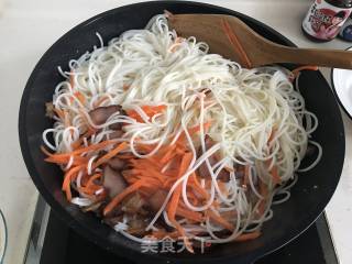 Stir-fried Bacon Rice Noodles with Mushroom and Black Bean Sauce recipe