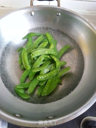 Stir-fried Snow Peas with Spicy Sausage recipe