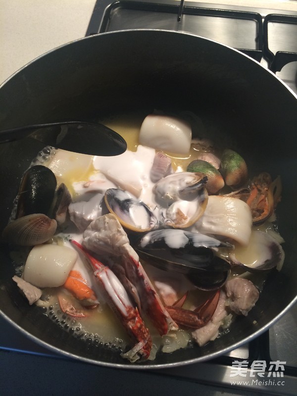 Seafood White Sauce Pot recipe