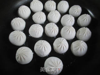 Pan-fried Xiaolongbao (three Fresh Stuffing) recipe