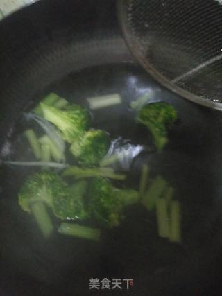 Broccoli with Tomato and Walnut Sauce recipe