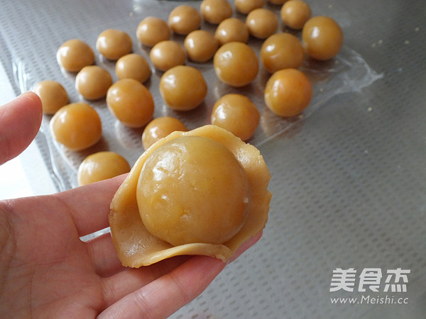 Cantonese-style Lotus Paste and Egg Yolk Mooncakes recipe