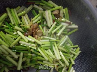 Stir-fried Pork with Spicy Garlic Stalks recipe
