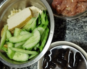 Nutritious and Delicious Home Cooking-fried Pork with Tofu, Fungus and Cucumber recipe