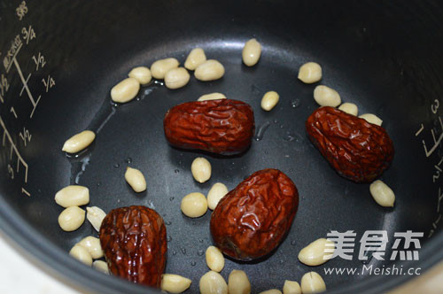 Papaya, Red Date, Wolfberry and Peanut Soup recipe