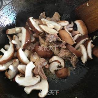 Stir-fried Qingyuan Chicken with Mushrooms recipe