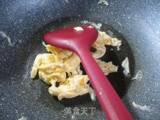 Stir-fried Broccoli with Duck Eggs and Shredded Mustard recipe